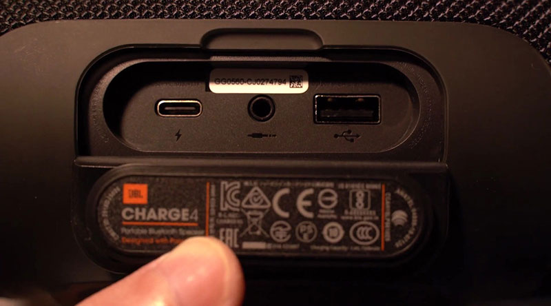 Cổng AUX trên loa JBL