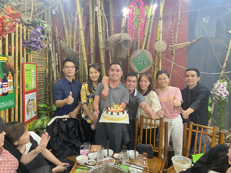 Các thành viên Lạc Việt Audio vui vẻ chúc mừng sinh nhật công ty