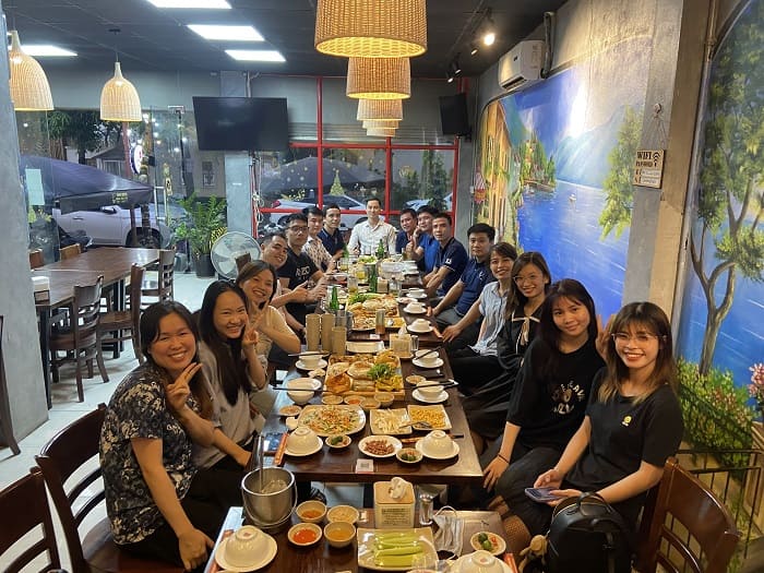 Các thành viên trong gia đình Lạc Việt Audio quây quần bên nhau ăn uống vui vẻ