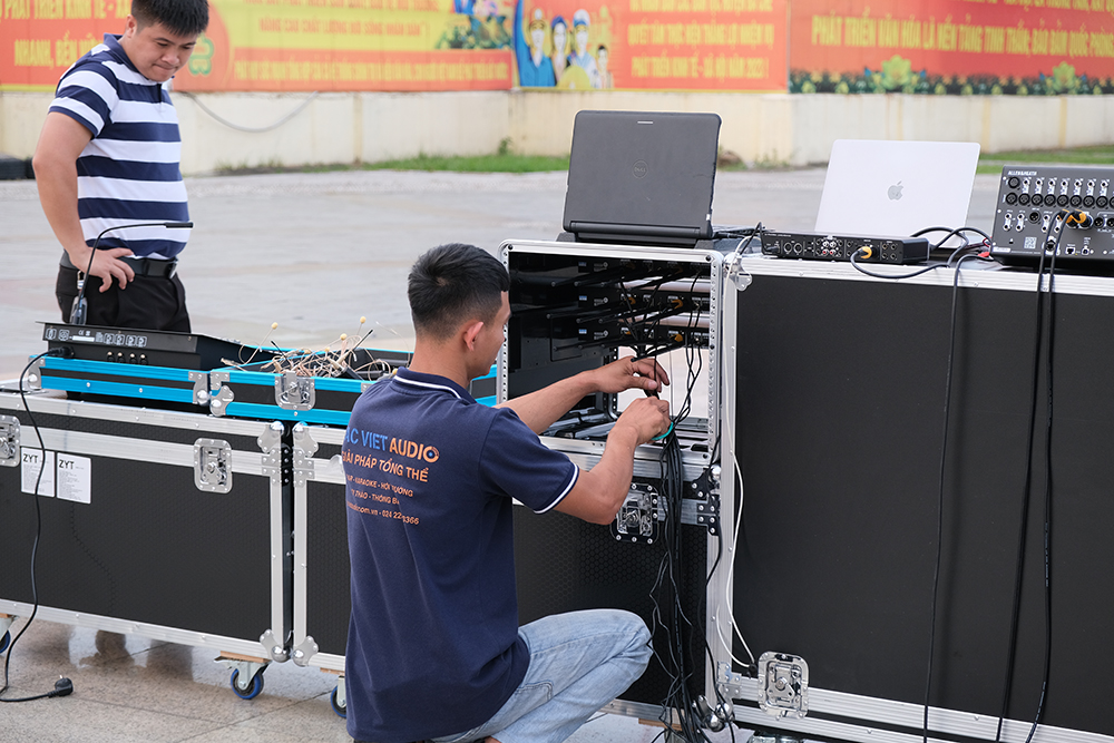 Đội ngũ kỹ thuật lắp đặt hệ thống âm thanh của Lạc Việt Audio