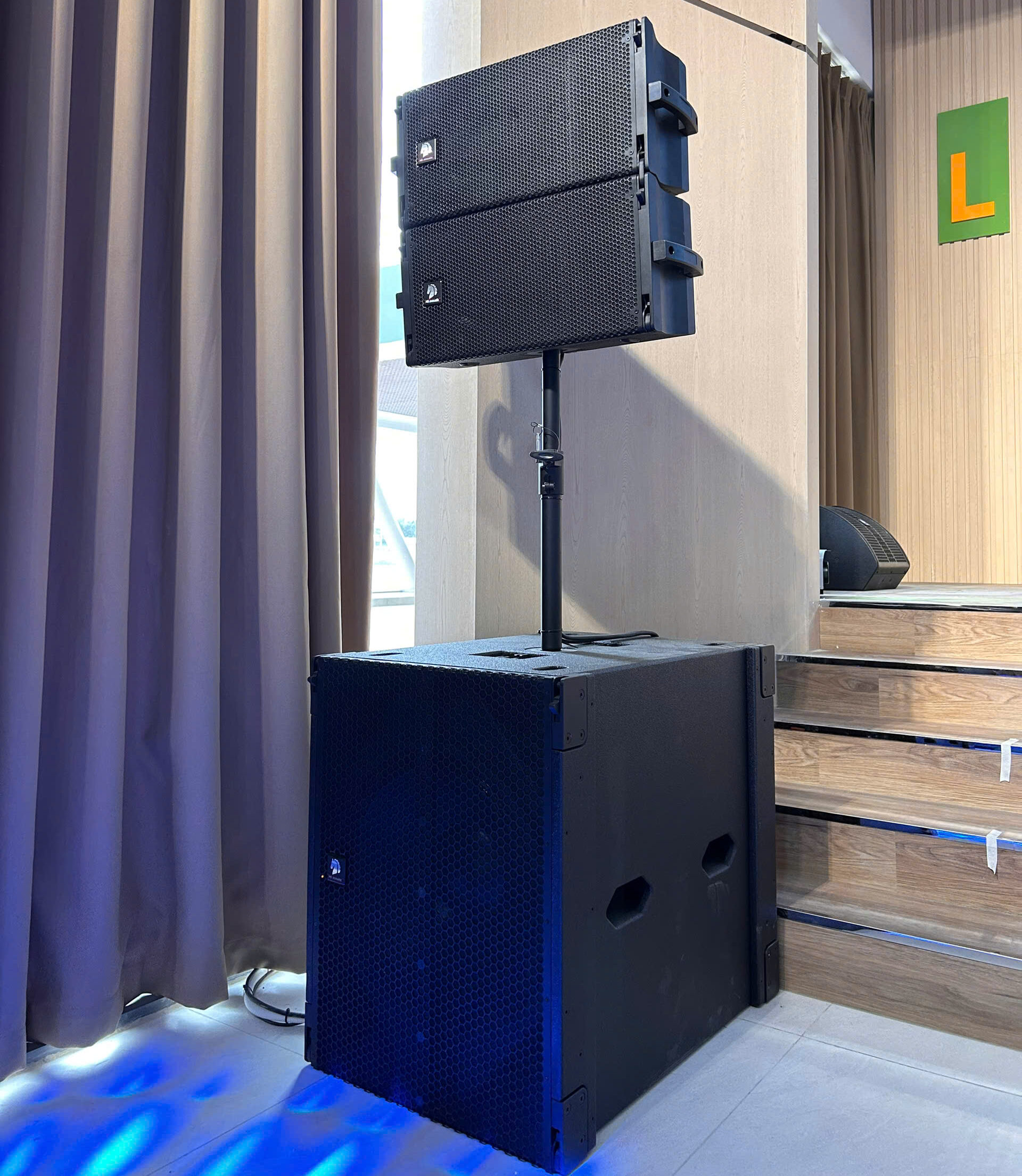 Loa array liên kết cùng loa sub công suất lớn thành 1 kết cấu nhờ thanh côn cứng cáp, chịu lực tốt Loa array liên kết cùng loa sub công suất lớn thành 1 kết cấu nhờ thanh côn cứng cáp, chịu lực tốt