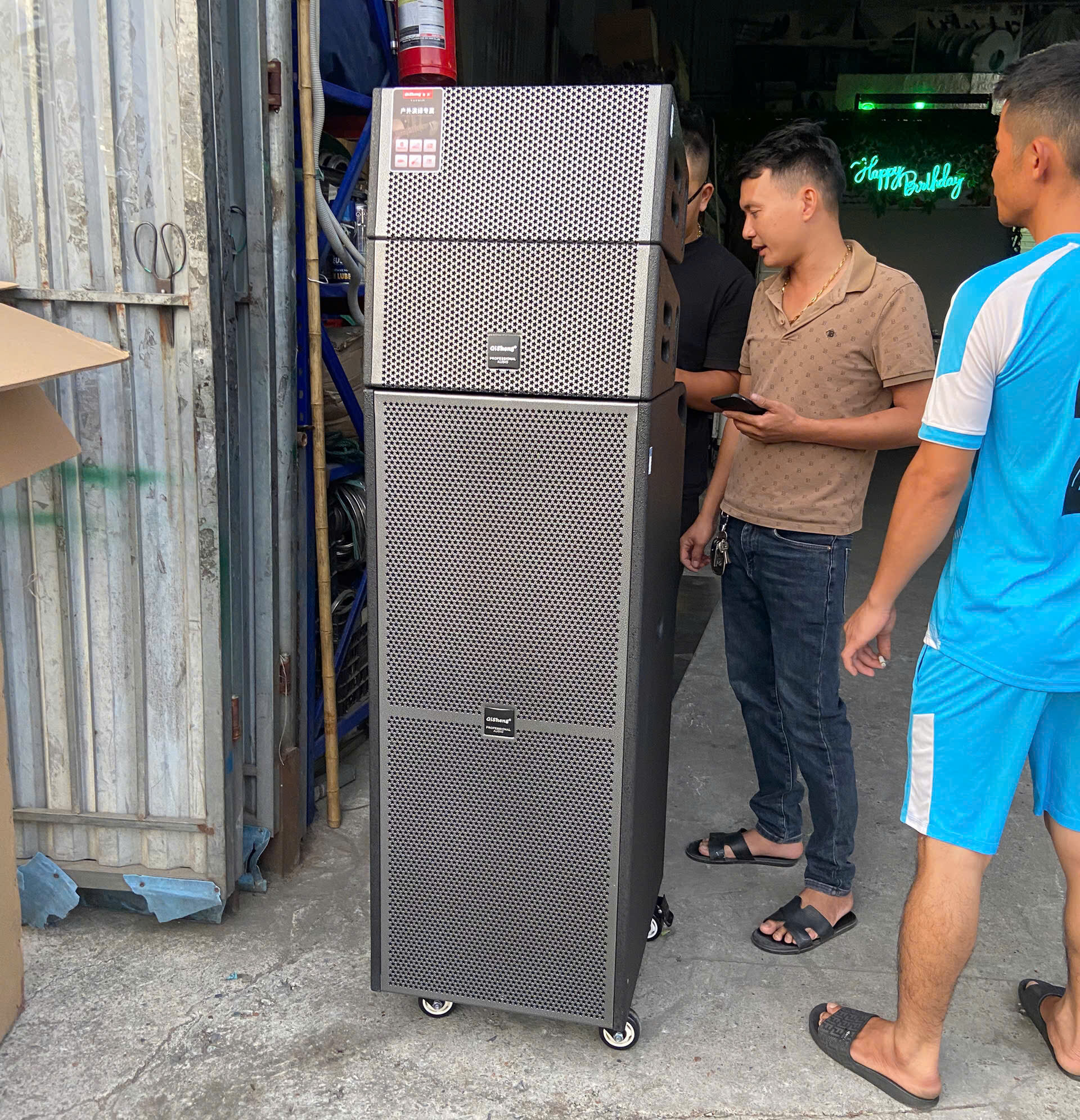 Hệ thống loa chuyên nghiệp, đẹp mắt, cho âm thanh sống động, mạnh mẽ