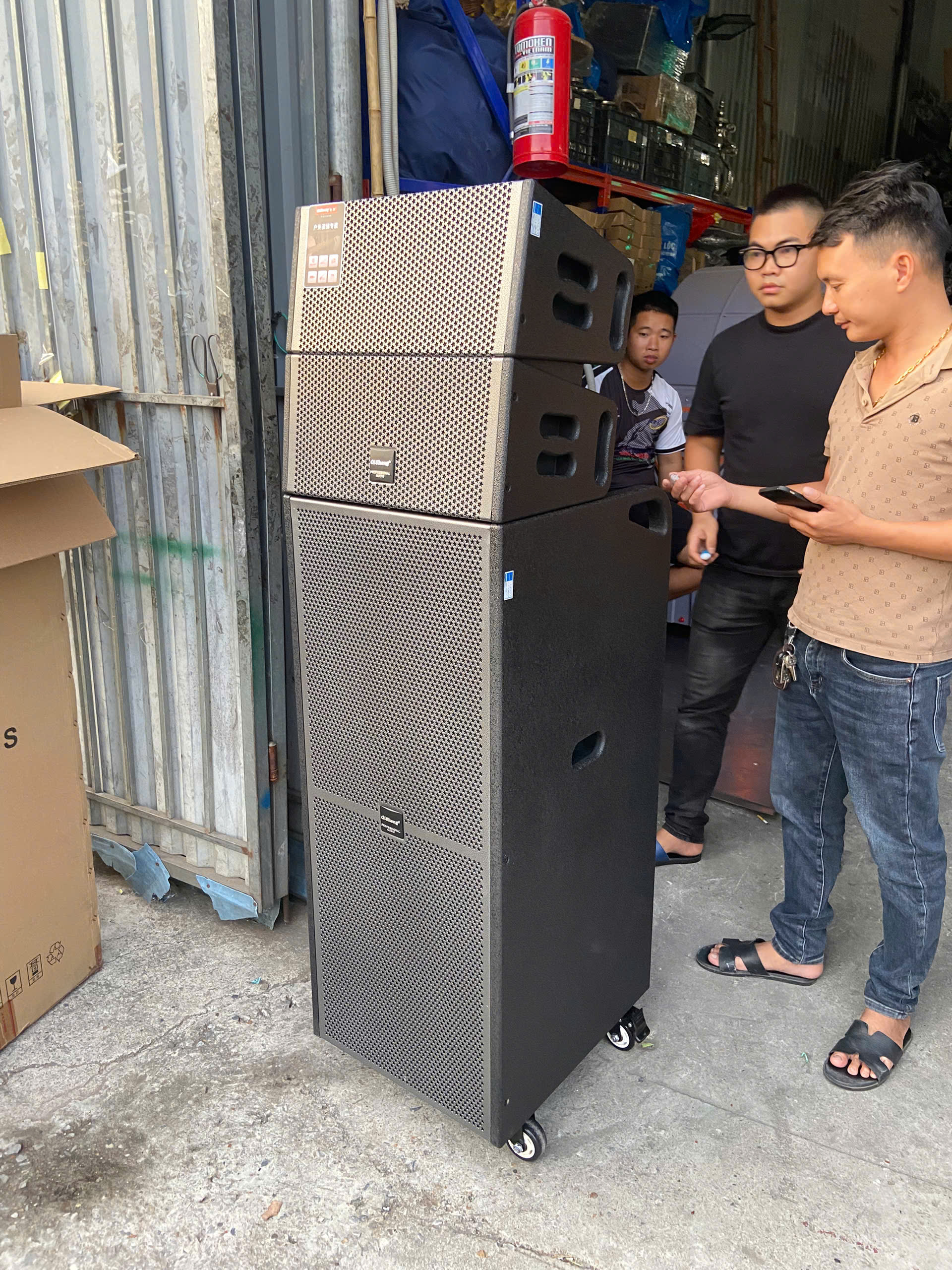 Thiết lập hệ thống 3 loa thành một khối có bánh xe chắc chắn thuận tiện di chuyển
