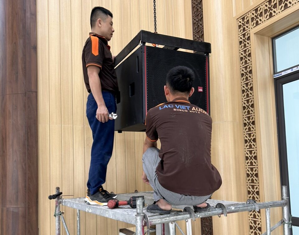 Nhân viên kỹ thuật của Lạc Việt Audio đang thi công dự án