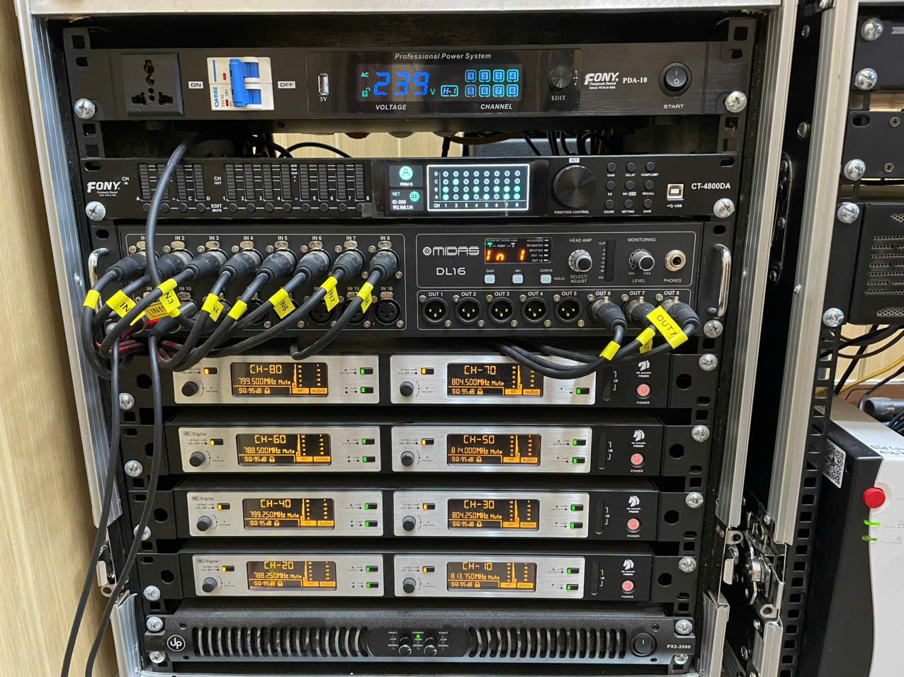 Các thiết bị hỗ trợ và thu âm được tích hợp gọn gàng vào tủ rack chuyên nghiệp