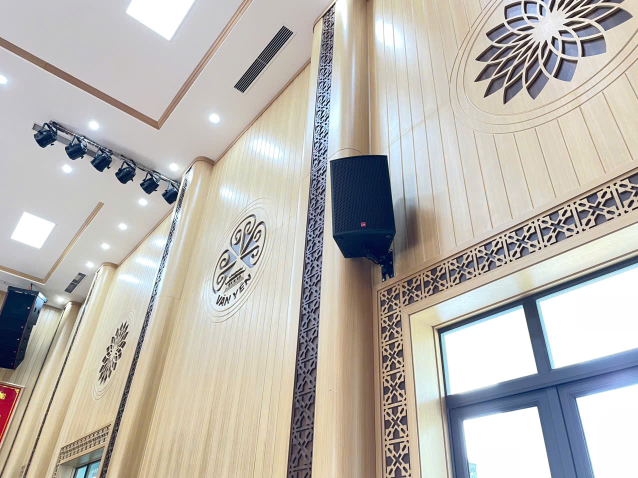 Loa toàn dải hội trường Suim có màu đen lịch sự, treo tường chắc chắn, hướng xuống dưới