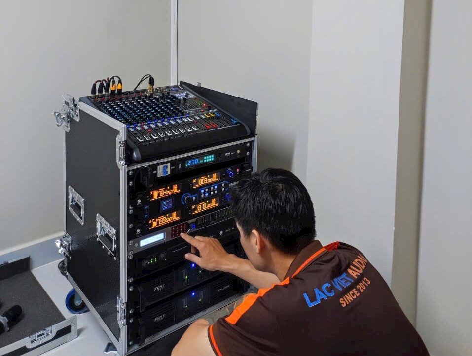 Nhân viên kỹ thuật Lạc Việt Audio đang test khả năng hoạt động của bộ dàn