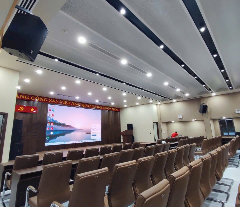 Loa hội trường chất lượng hướng xuống sân khấu với chất lượng xuất sắc