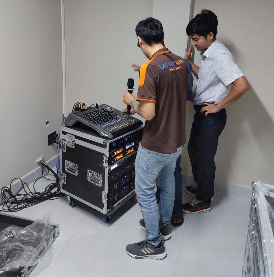 Khách hàng đang kiểm tra độ hoàn thiện của dự án âm thanh