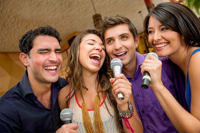Cách kết nối điện thoại với tivi hát karaoke sẽ đem lại nhiều lợi ích tuyệt vời