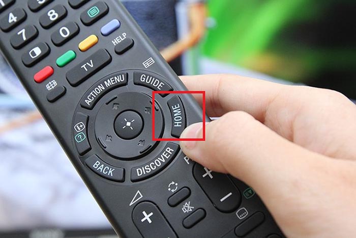 Bấm vào nút Home trên điều khiển để vào mục cài đặt trên tivi.