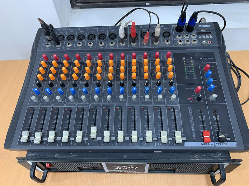Bàn mixer điều chỉnh âm thanh của dự án 