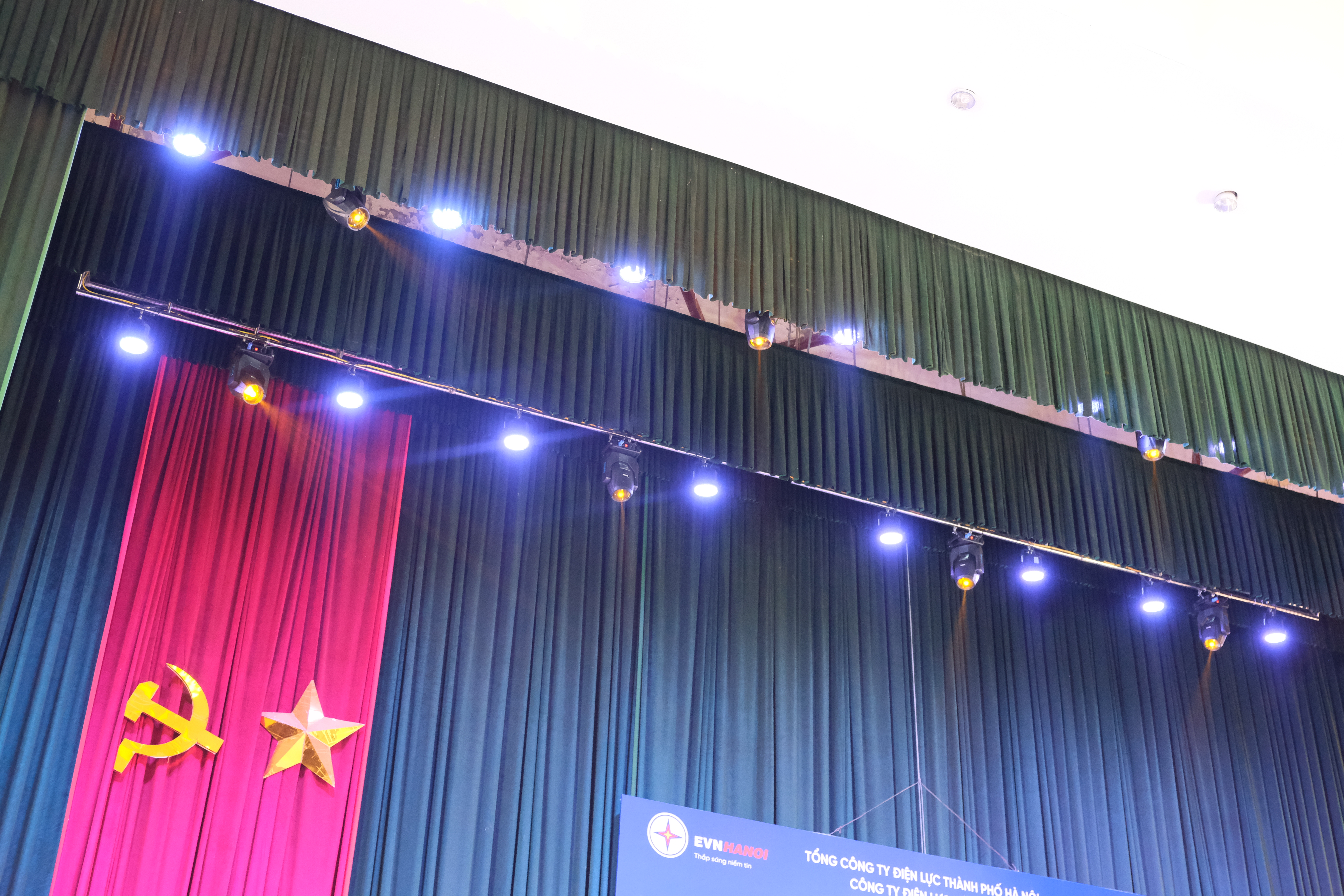 Hệ thống ánh sáng trên sân khấu