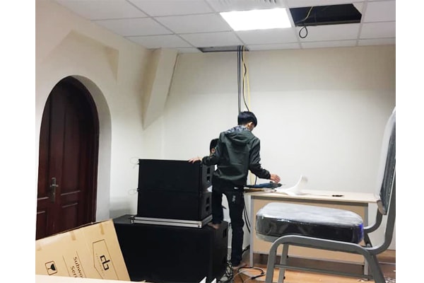 Kĩ thuật viên của Lạc Việt Audio đang lắp đặt hệ thống