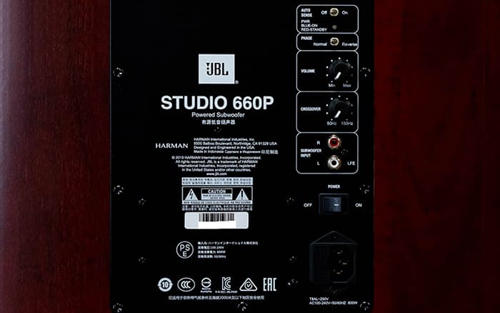 JBL Studio 660P có tuỳ chọn kết nối, bật tắt thiết bị dễ dàng thông qua bảng điều khiển phía sau