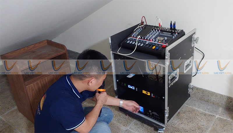 Kỹ thuật viên đang test thử hệ thống trước khi bàn giao