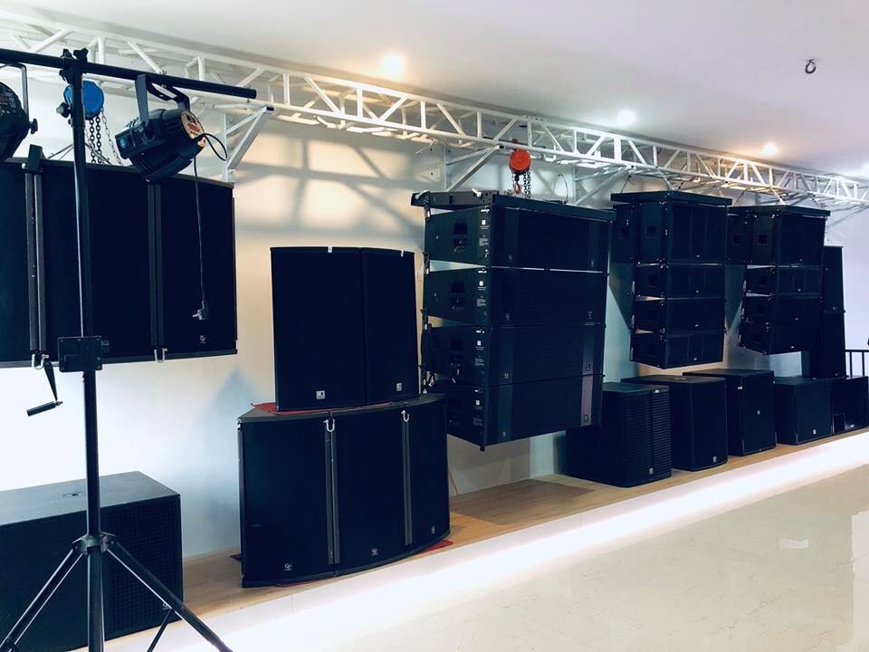 Loa phục vụ cho hệ thống âm thanh hội trường tại showroom Lạc Việt Audio