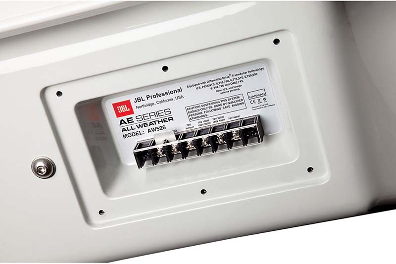 Loa treo tường JBL AW526-LS có công suất lớn, âm thanh mạnh mẽ