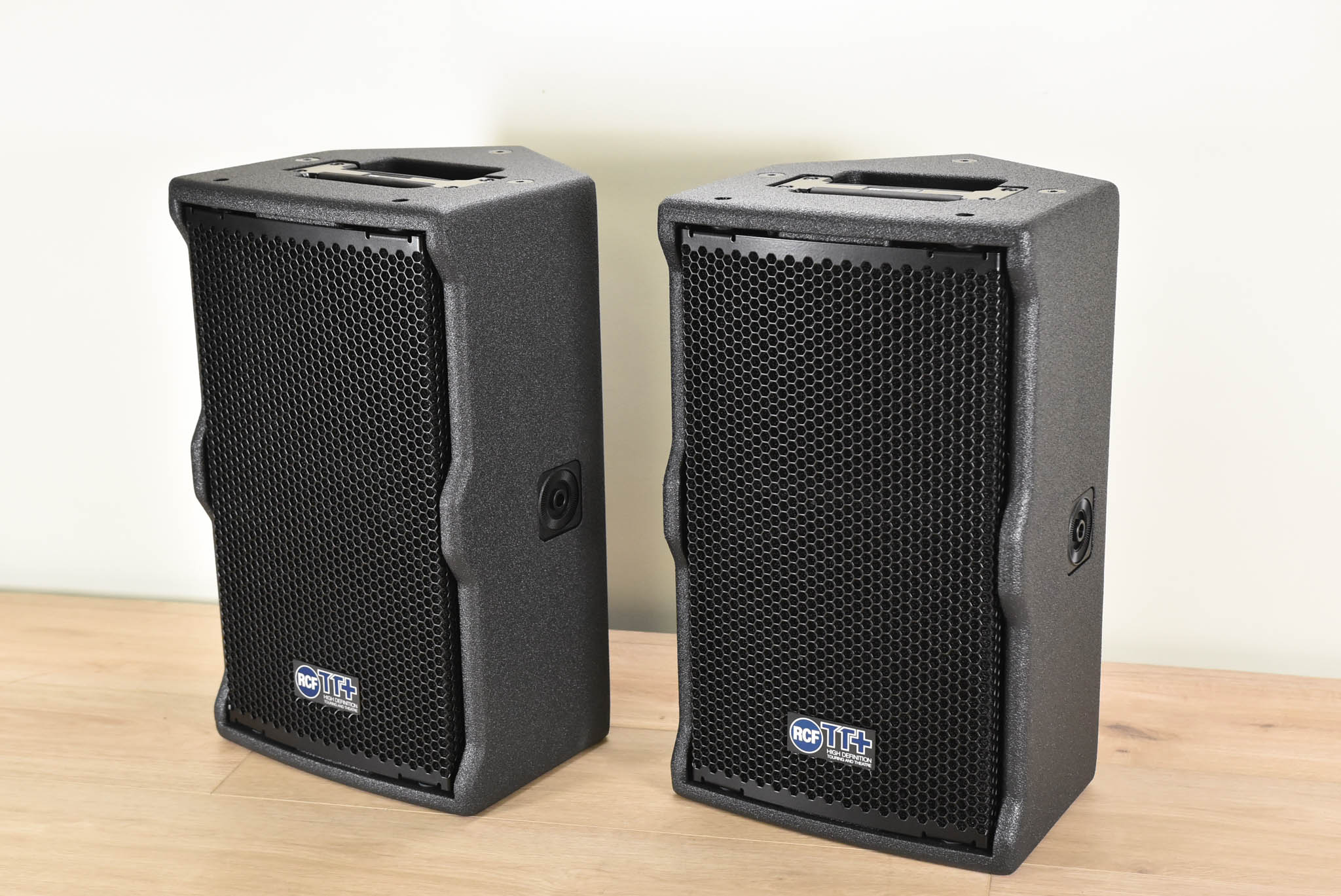 Loa karaoke RCF TT 08-A II rất khỏe khoắn, bền bỉ lâu dài 