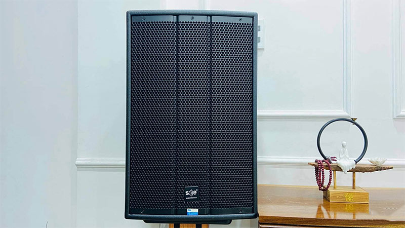 Loa karaoke K 10i có kiểu dáng thon gọn, giao diện ưa nhìn