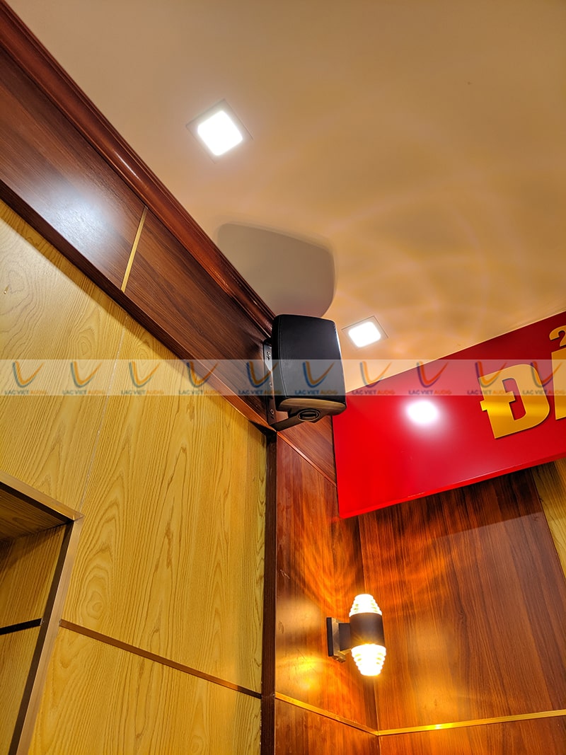 Loa treo tường được lắp đặt tại góc nhỏ của căn phòng
